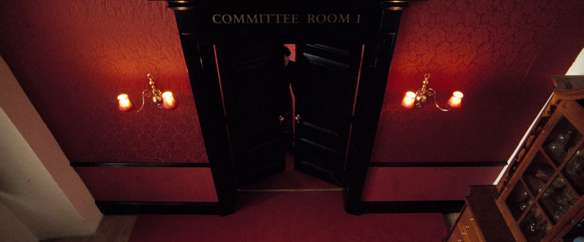 007：大战皇家赌场 [国英多音轨/中英字幕].Casino.Royale.2006.BluRay.1080p.x265.10bit.2Audio-SSDSSE 7.32GB-2.png