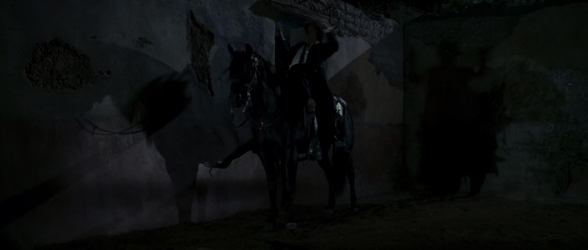 佐罗传奇 [国英多音轨/中英字幕].The.Legend.of.Zorro.2005.BluRay.1080p.x265.10bit.2Audio-SSDSSE 4.88GB-3.png