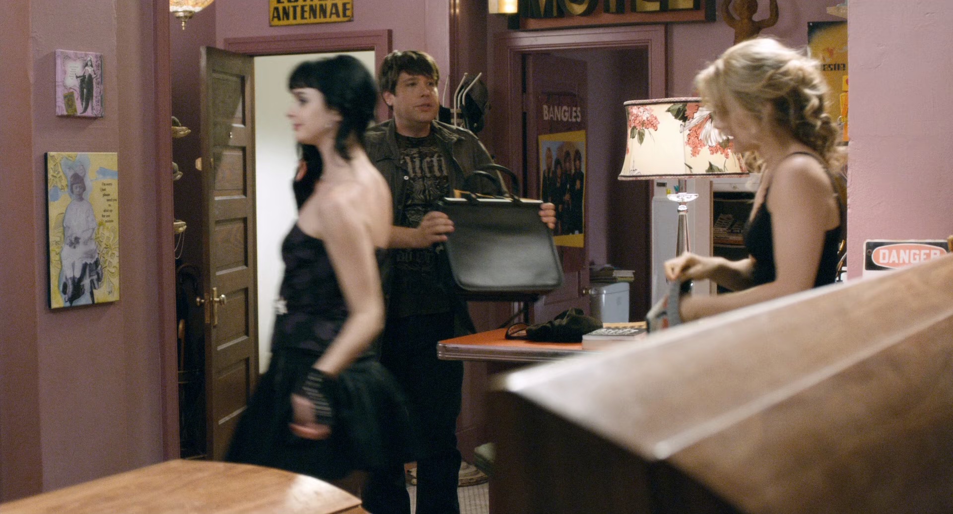 吸血女郎 [简繁英字幕].Vamps.2012.BluRay.1080p.x265.DDP5.1-SSDSSE 9.91GB-5.png