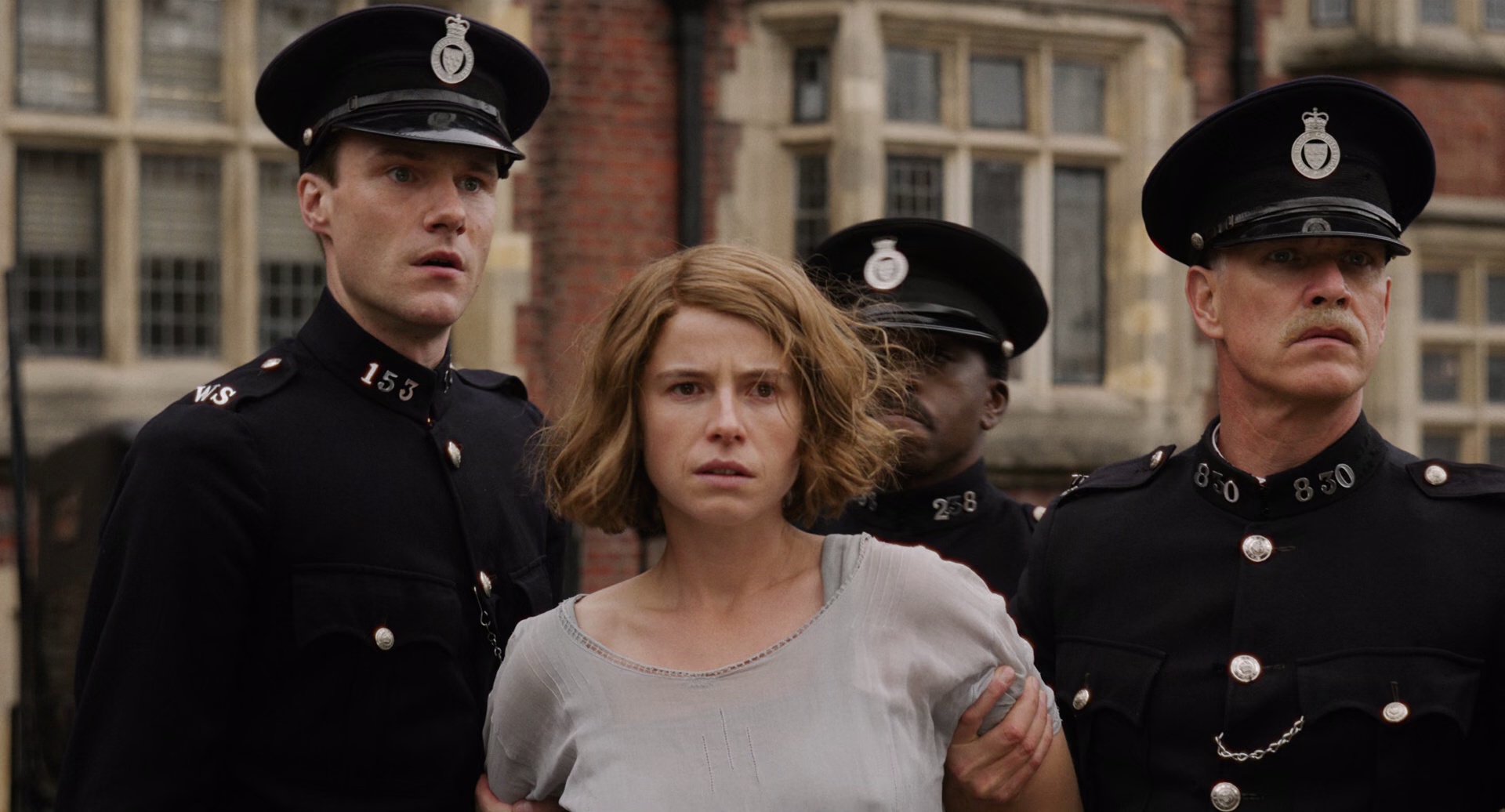 小小恶信件 [简繁英字幕].Wicked.Little.Letters.2023.1080p.BluRay.x265.10bit.DDP5.1-SSDSSE 6.34GB-7.png