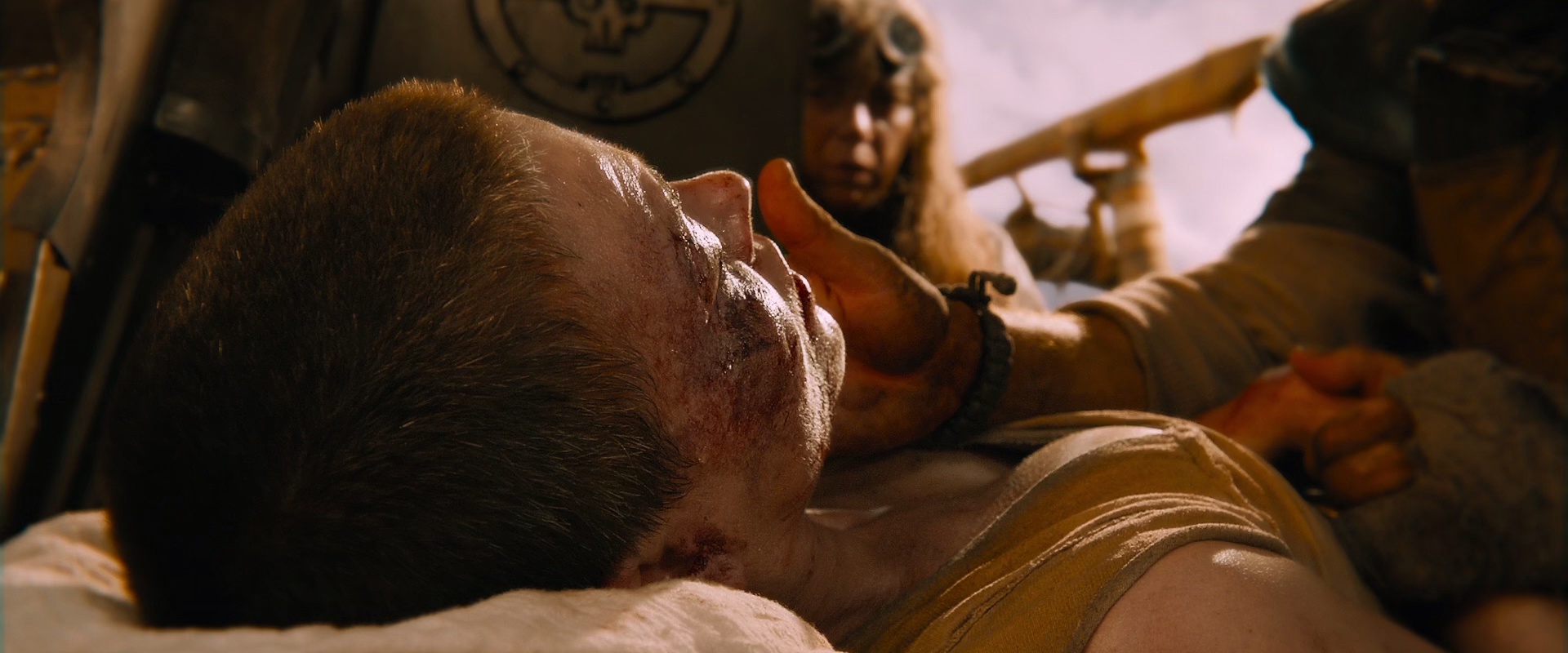 疯狂的麦克斯4：狂暴之路 [中英字幕].Mad.Max.Fury.Road.2015.BluRay.1080p.x265.10bit-SSDSSE 8.23GB-7.png