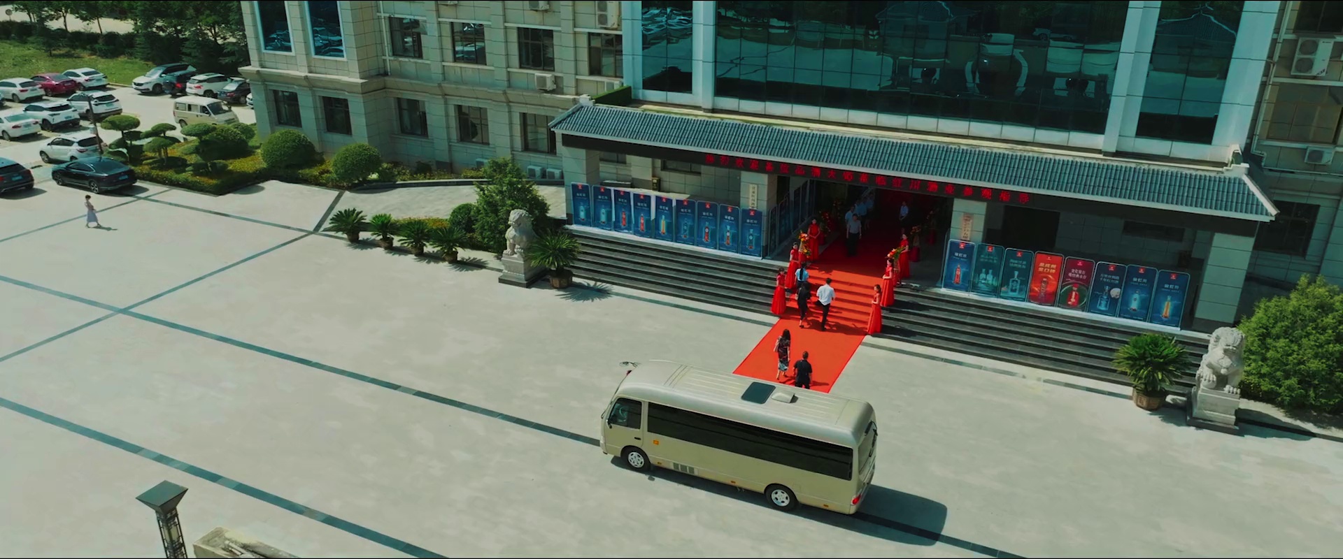 亭亭凤凰台 [国语配音/中文字幕].The.Towering.Phoenix.Mountain.2025.2160p.WEB-DL.H265.DDP5.1-QuickIO 2.73GB-2.png