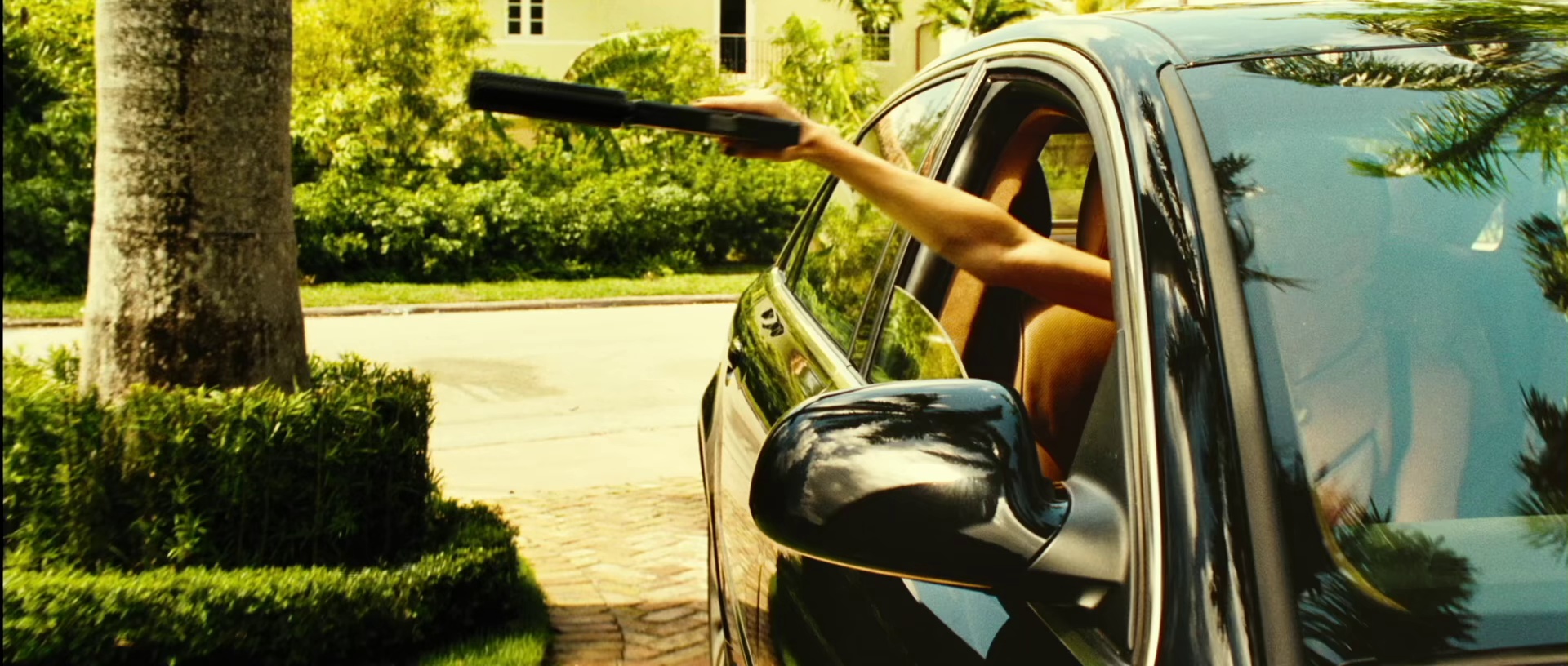 玩命快递2 [国英多音轨/中英字幕].Transporter.2.2005.BluRay.1080p.x265.3Audio-SSDSSE 3.40GB-3.png