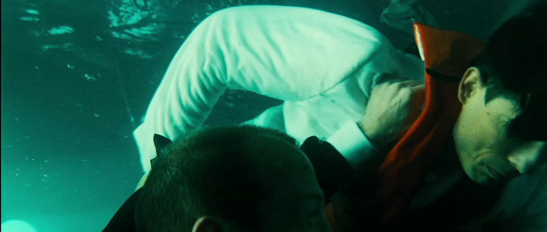 玩命快递2 [国英多音轨/中英字幕].Transporter.2.2005.BluRay.1080p.x265.3Audio-SSDSSE 3.40GB-7.png