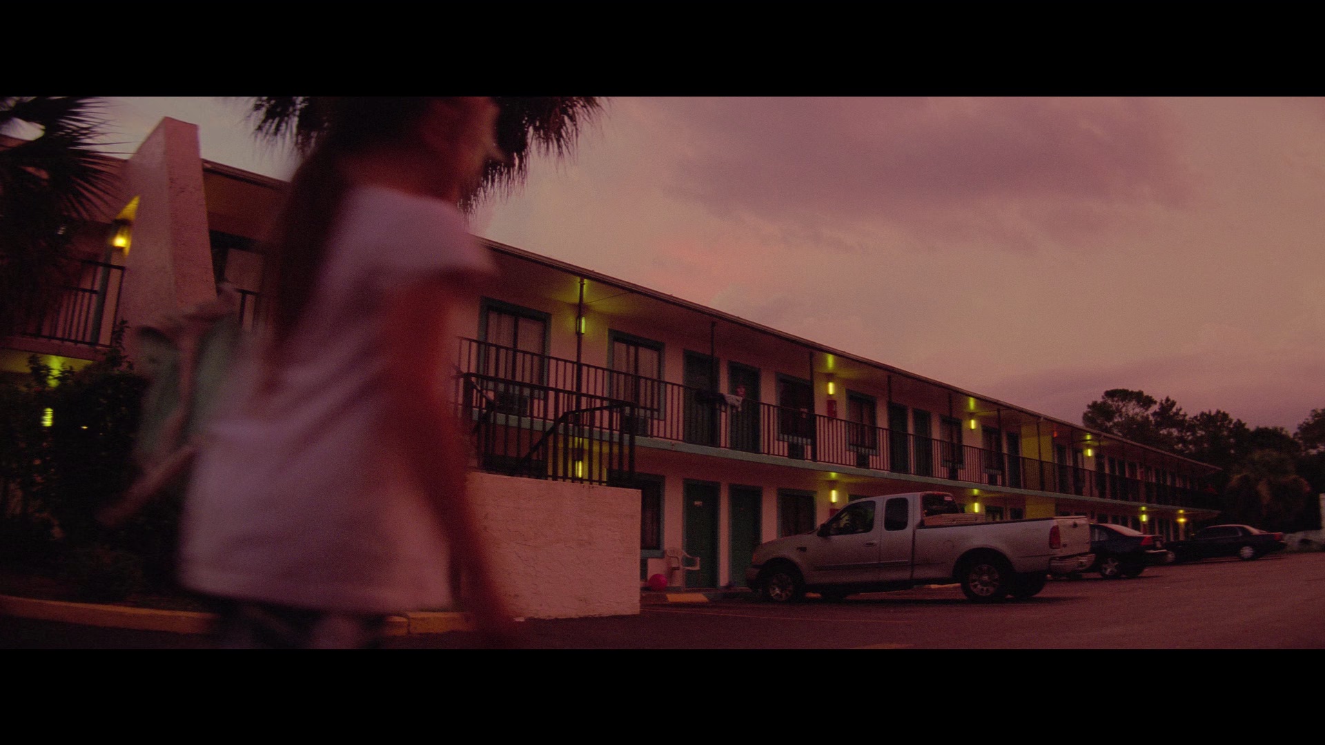 佛罗里达乐园 [简繁英字幕].The.Florida.Project.2017.BluRay.1080p.x265.10bit.DDP5.1.UC-SSDSSE 7.14GB-5.png