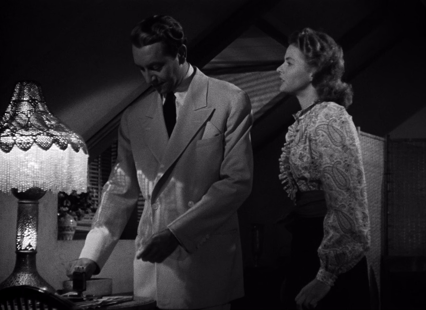 卡萨布兰卡 [国英多音轨/中英字幕].Casablanca.1942.BluRay.1080p.x265.10bit.5Audio-SSDSSE 4.52GB-6.png