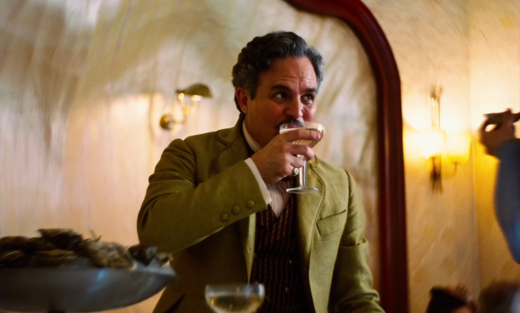 可怜的东西 [简繁英字幕].Poor.Things.2023.1080p.Blu-SSDSSE 9.01GB-3.png