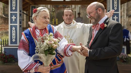 村民总动员 [简繁英字幕].It.Takes.a.Village.2026.1080p.NF.WEB-DL.DDP5.1.Atmos.H264-PandaQT 4.25GB-1.png