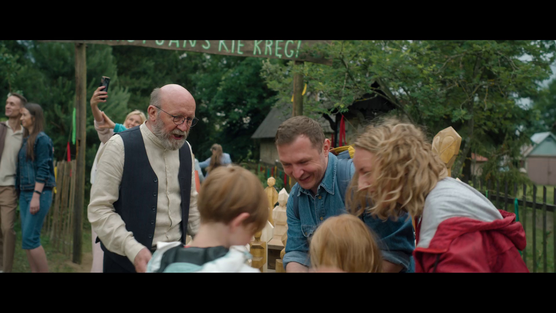 村民总动员 [简繁英字幕].It.Takes.a.Village.2026.1080p.NF.WEB-DL.DDP5.1.Atmos.H264-PandaQT 4.25GB-4.png