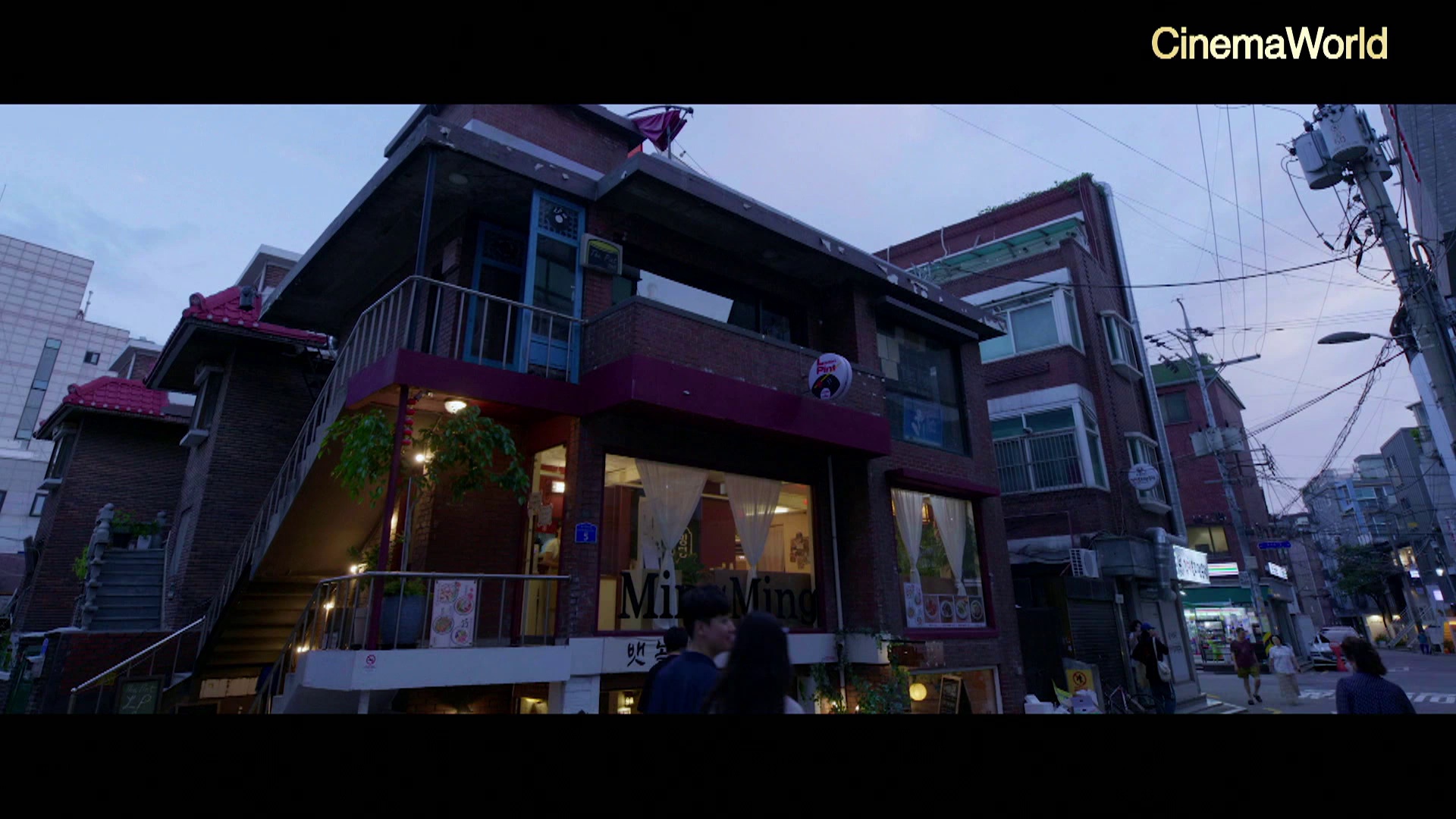这么远那么近 [中文字幕].So.Far.So.Close.2025.1080p.WEB-DL.H264.AAC-QuickIO 6.59GB-3.png