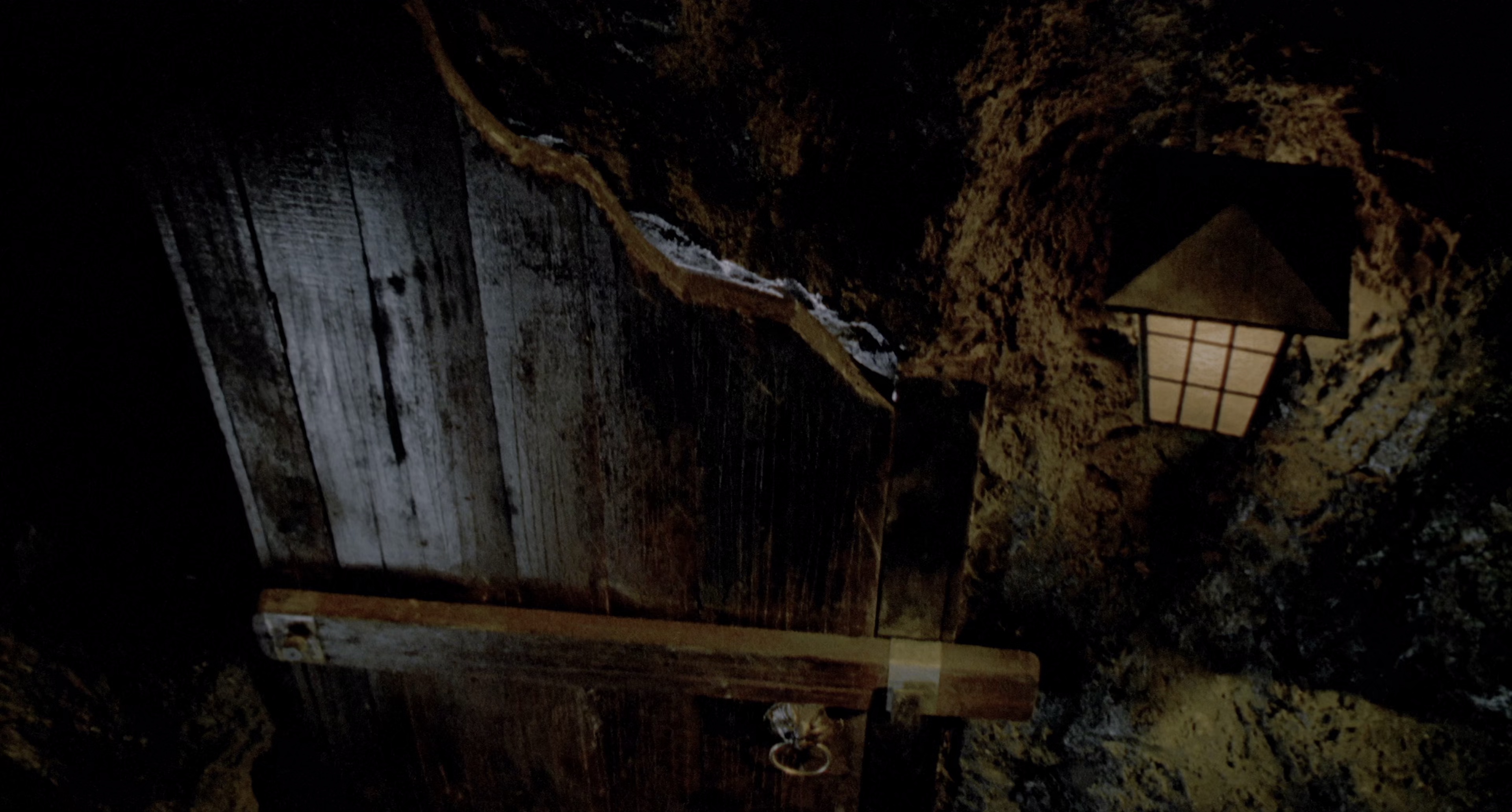 龙兄虎弟 [国粤多音轨/中文字幕].Armour.Of.God.1986.2160p.UHD.BluRay.HDR.x265.10bit.DTS-HD5.1-ParkHD 18.96GB-6.png