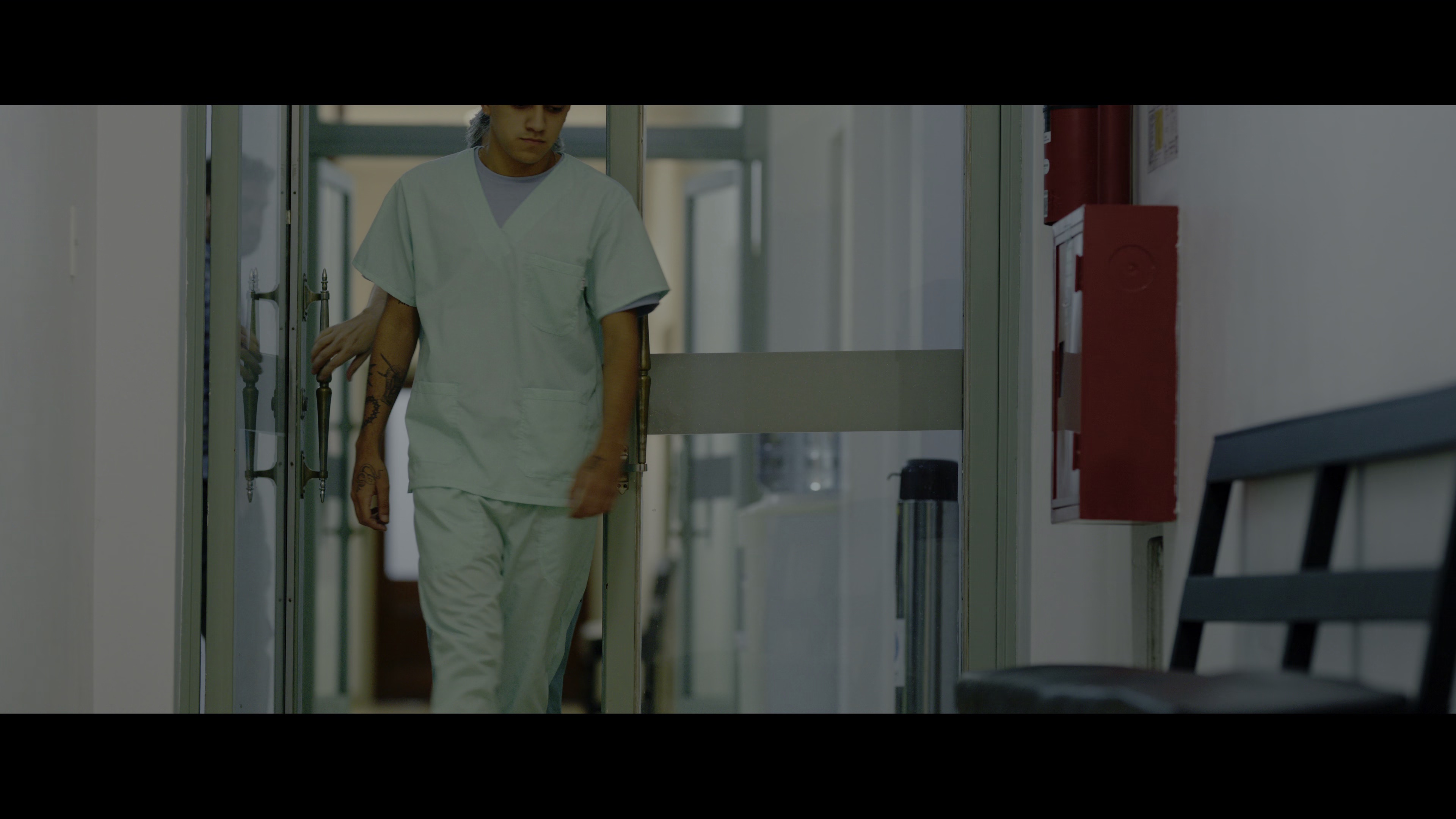 巨人的告别 [中文字幕].The.Giant.Falls.2026.2160p.NF.WEB-DL.DDP5.1.Atmos.HDR.H.265-PandaQT 11.45GB-4.png