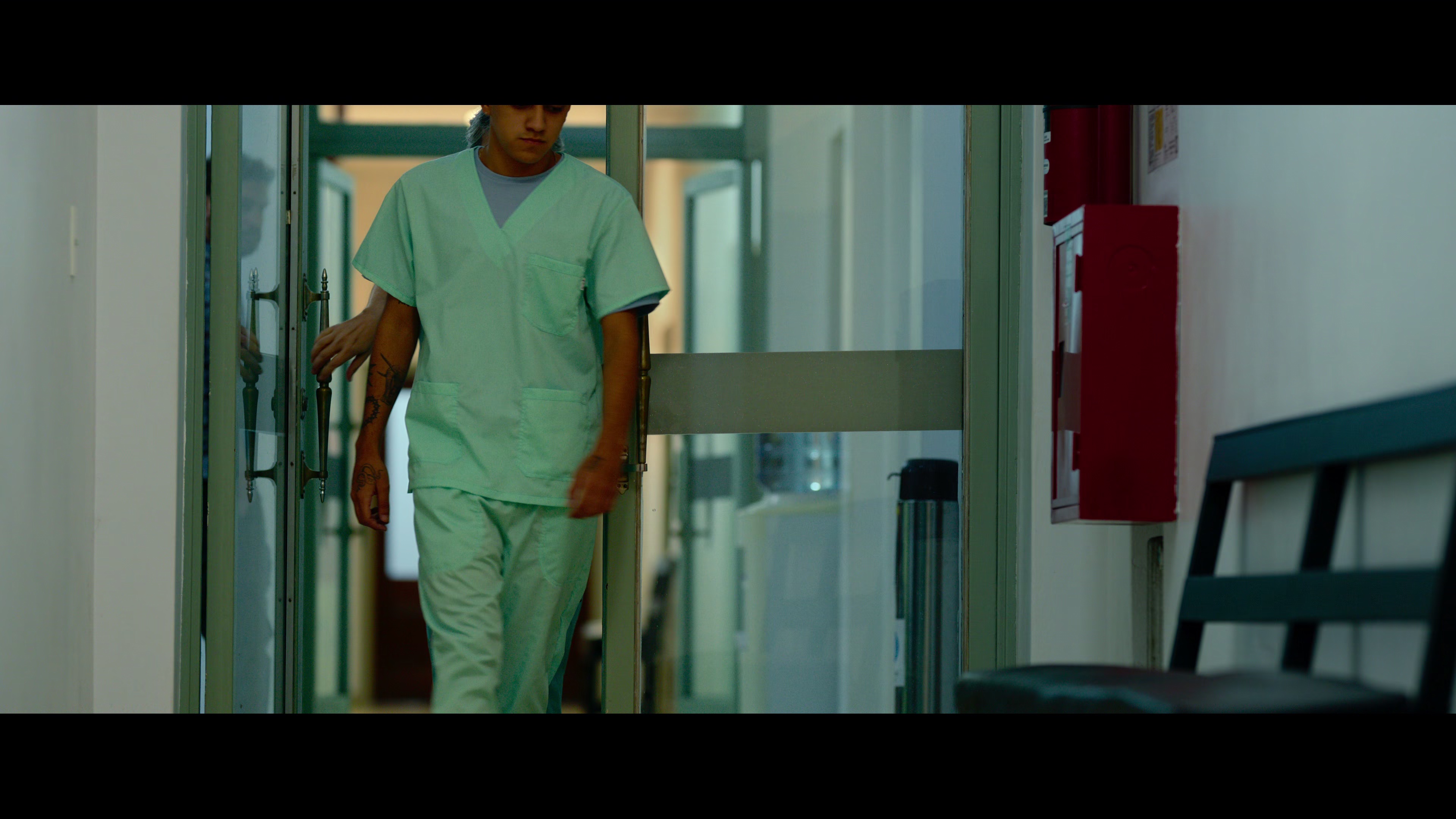 巨人的告别 [中文字幕].The.Giant.Falls.2026.2160p.NF.WEB-DL.DDP5.1.Atmos.H.265-PandaQT 12.06GB-4.png