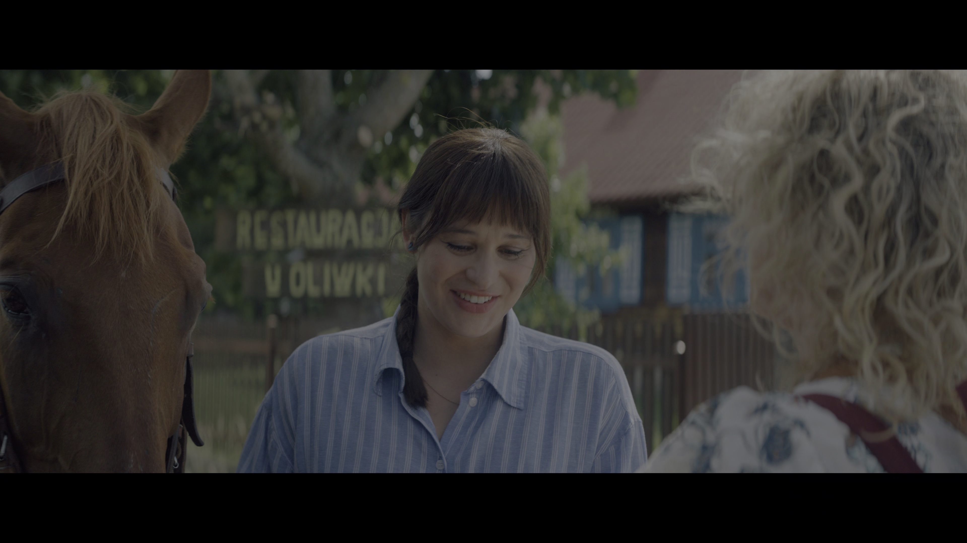 村民总动员 [简繁英字幕].It.Takes.a.Village.2026.2160p.NF.WEB-DL.DDP.5.1.Atmos.HDR10.H.265-DreamHD 10.22GB-2.png