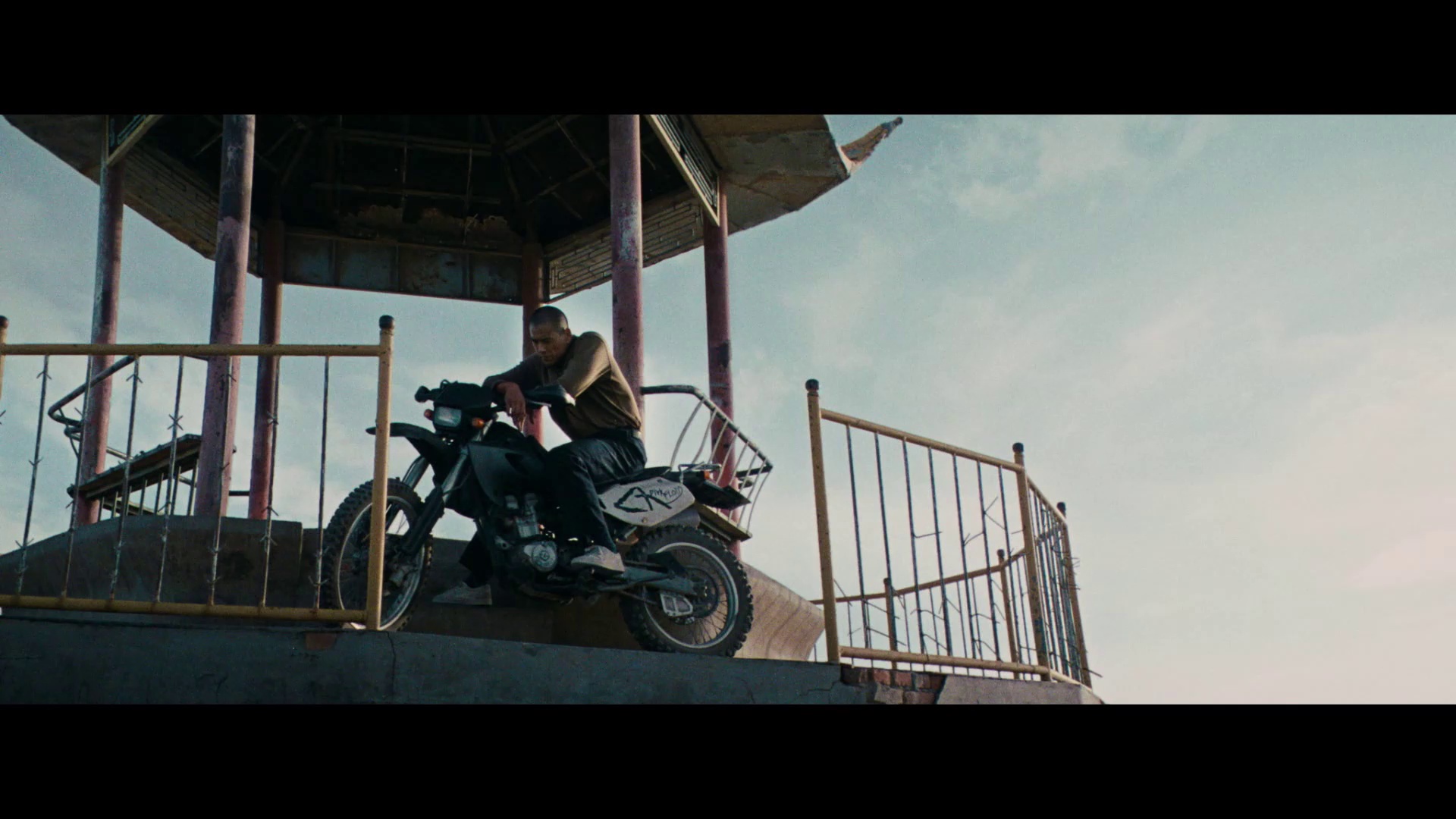 狗阵 [国语配音/中文字幕].Black.Dog.2024.1080p.CATCHPLAY.WEB-DL.H264.AAC-QuickIO 3.32GB-2.png