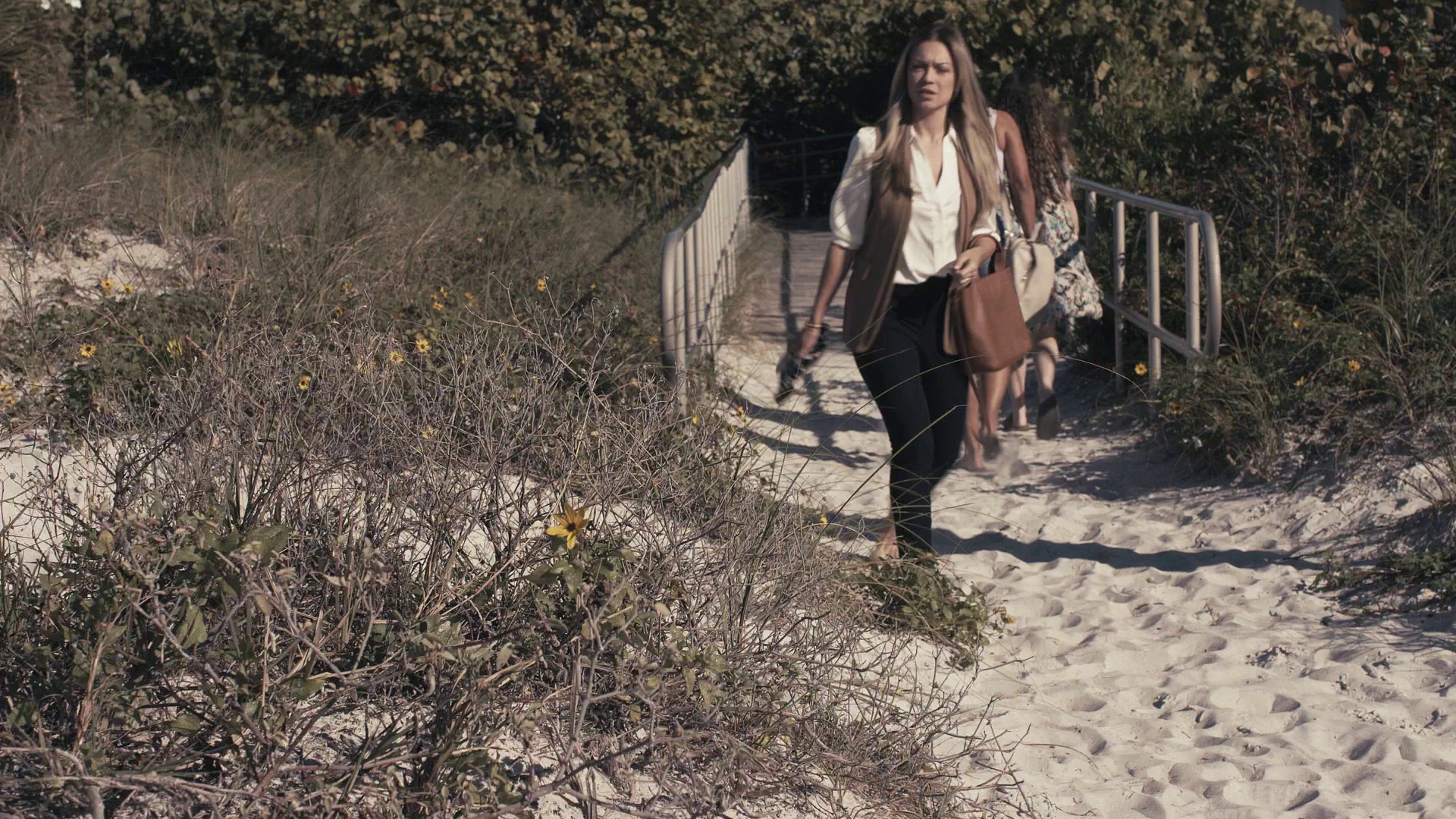 派对岛上的危险 [中文字幕].Danger.on.Party.Island.2024.1080p.WEB-DL.H264.AAC-QuickIO 5.79GB-5.png