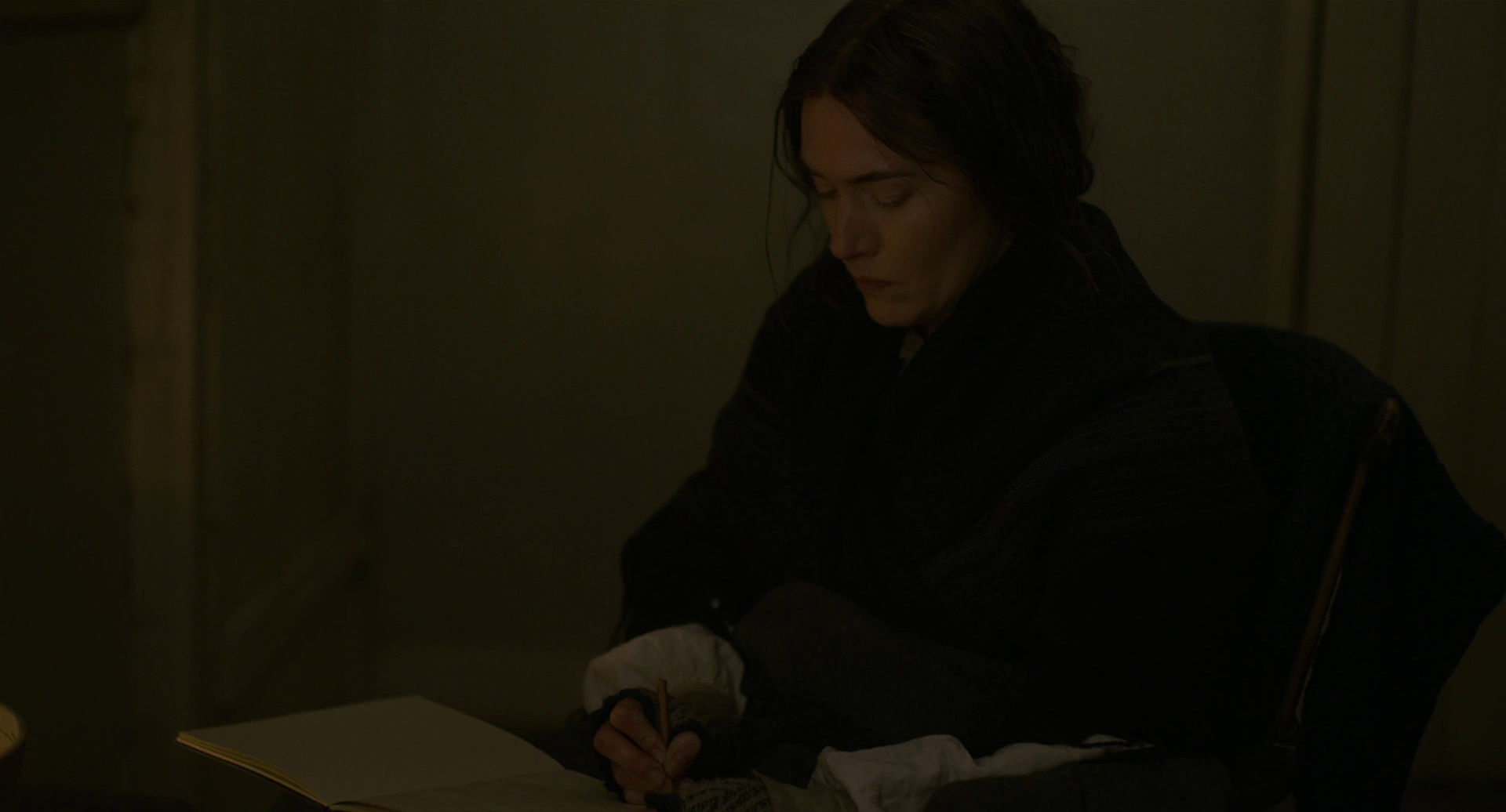 菊石 [中英字幕].Ammonite.2020.BluRay.1080p.DTS-HDMA5.1.x264-DreamHD 12.46GB-3.png