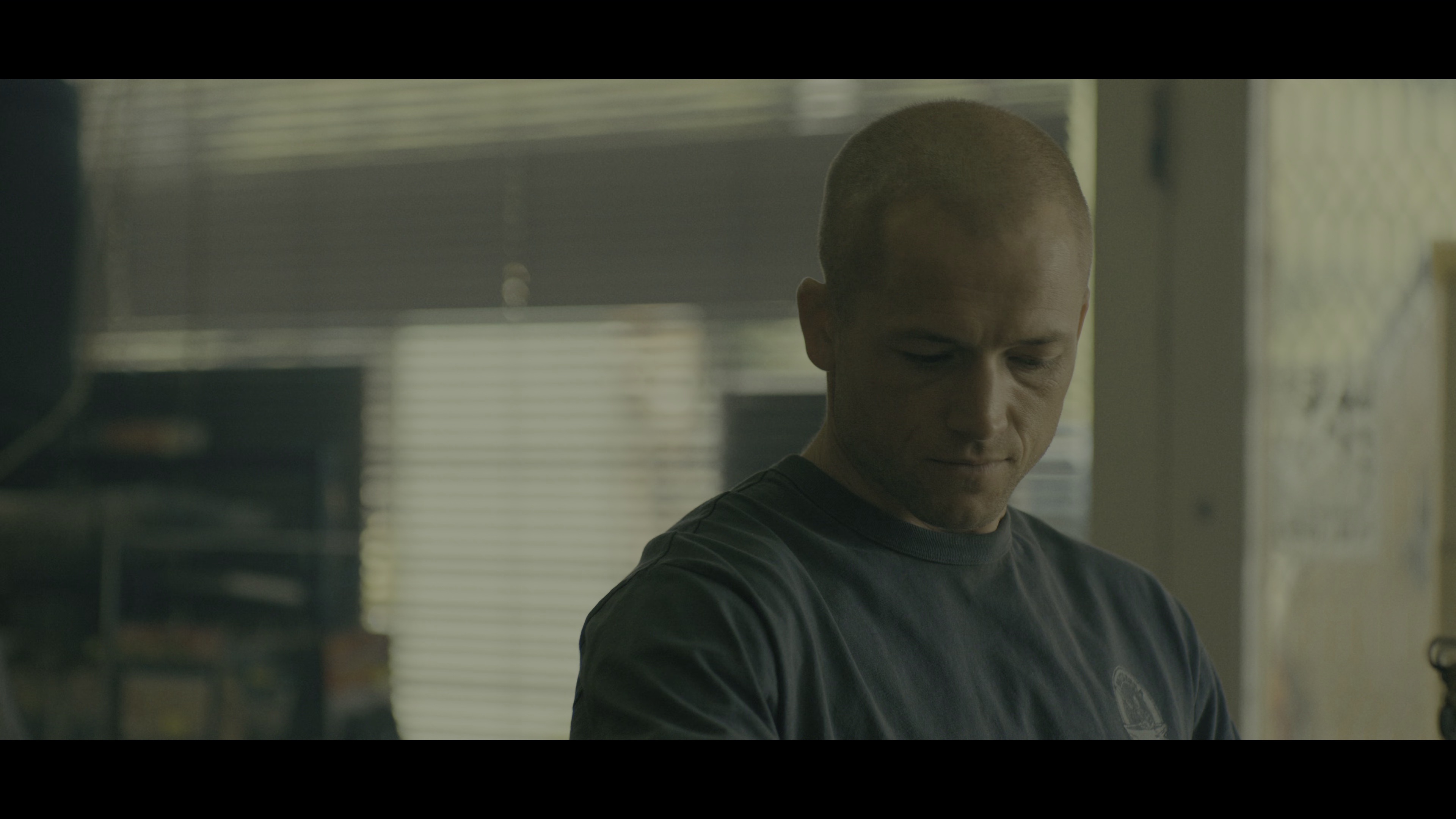 巅峰猎杀 [简繁英字幕].Apex.2026.2160p.NF.WEB-DL.DDP5.1.Atmos.H.265-PandaQT 10.52GB-2.png