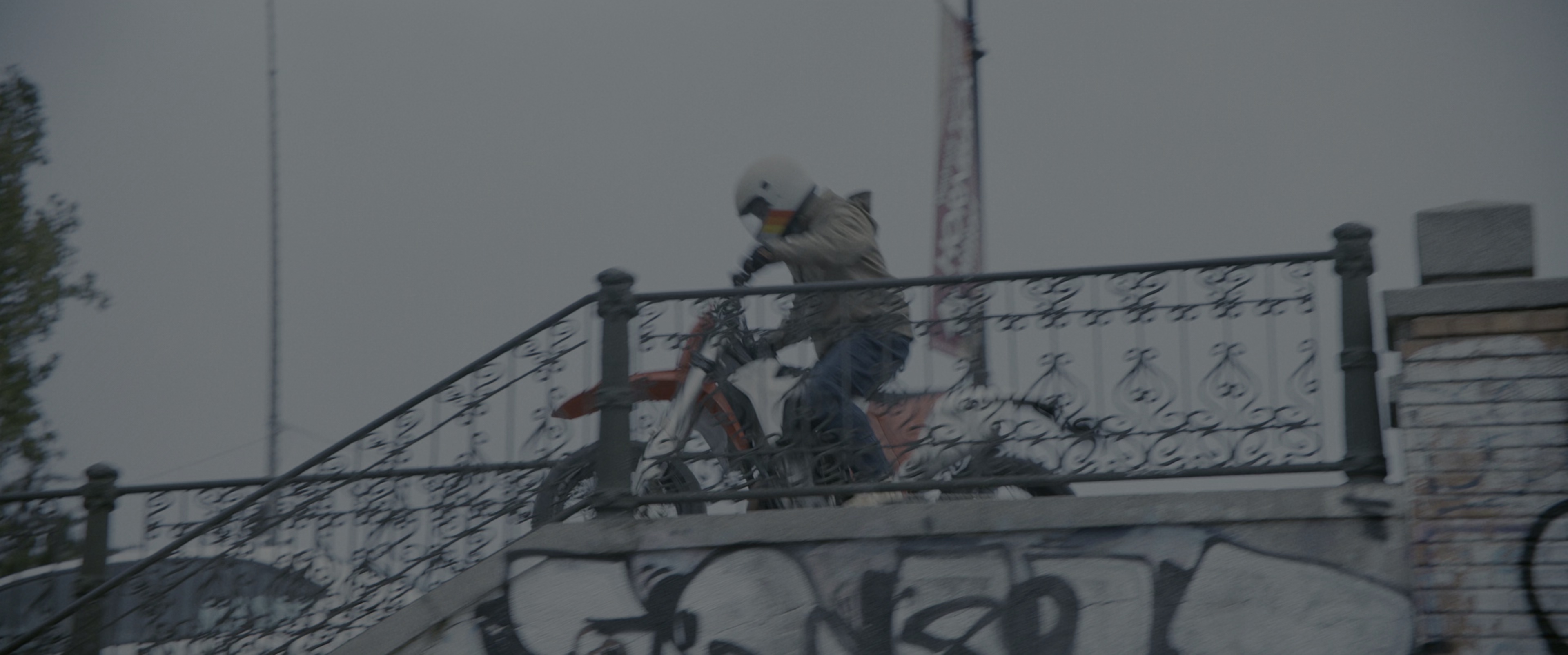 承包商 [中英字幕].The.Contractor.2022.BluRay.2160p.DTS-HDMA7.1.HDR.x265. 10bit-DreamHD 19.33GB-5.png