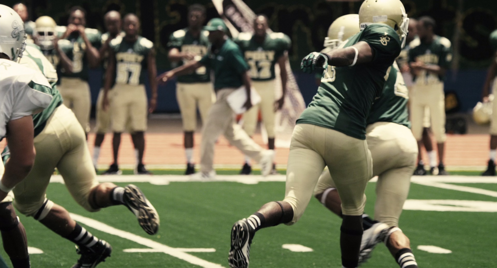 决胜巅峰 [中文字幕].When.the.Game.Stands.Tall.2014.BluRay.1080p.DTS-HDMA.5.1.x265.10bit-DreamHD 8.24GB-6.png