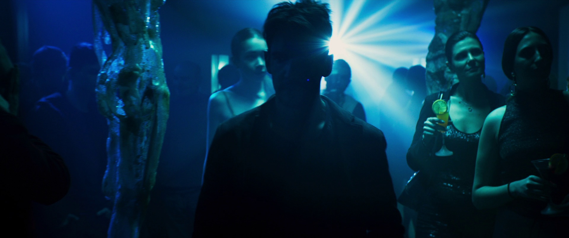 惊魂夺宝 [中文字幕].American.Night.2021.Bluray.1080p.DTS-HDMA5.1.x264-DreamHD 15.19GB-3.png